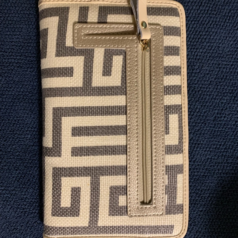 Large Wallet. Never used. I’m great shape. Smoke free home